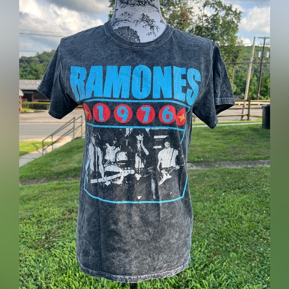 Adult graphic T-shirt size small (SOLD) - Picture 2 of 5